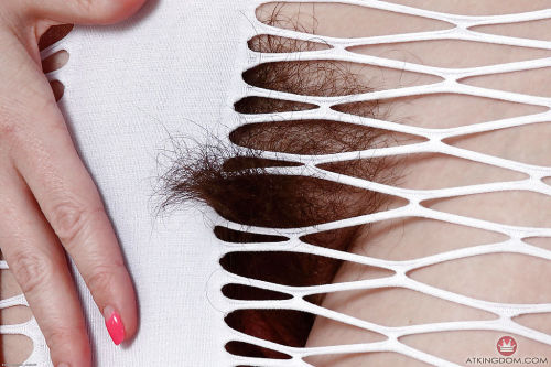 Волосатый соло модель Симоне Далида дергать на киска губы а мастурбирует