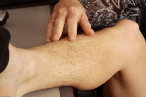 Ältere Frau Mit unrasiert Beine macht die rest der Ihr Pelz abgedeckt Körper