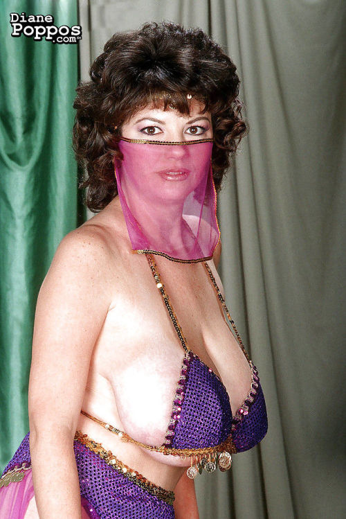 Mature grec Femme Diane Poppos laisser gros la pendaison seins L